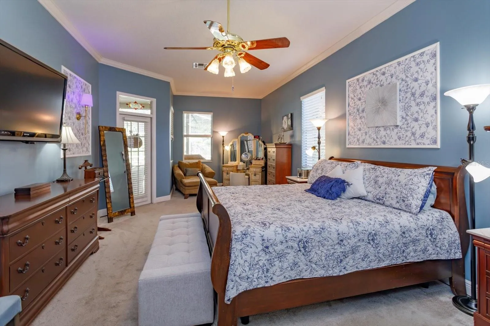 Primary bedroom suite with access to lanai