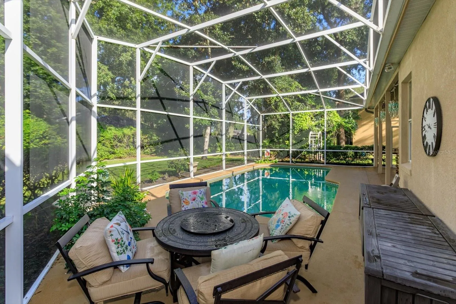 plenty of room for poolside dining