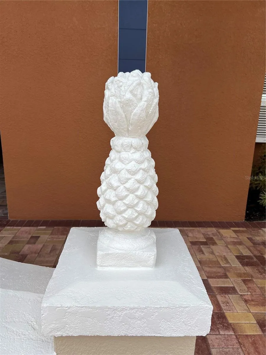 WELCOME PINEAPPLE