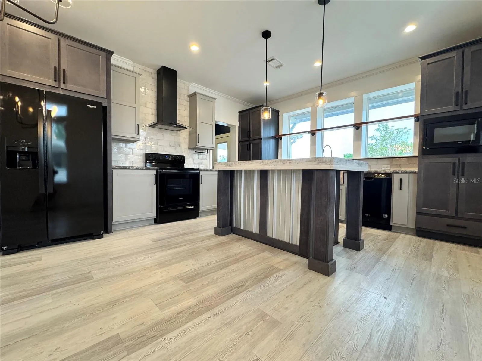 Breakfast bar at the kitchen island.
