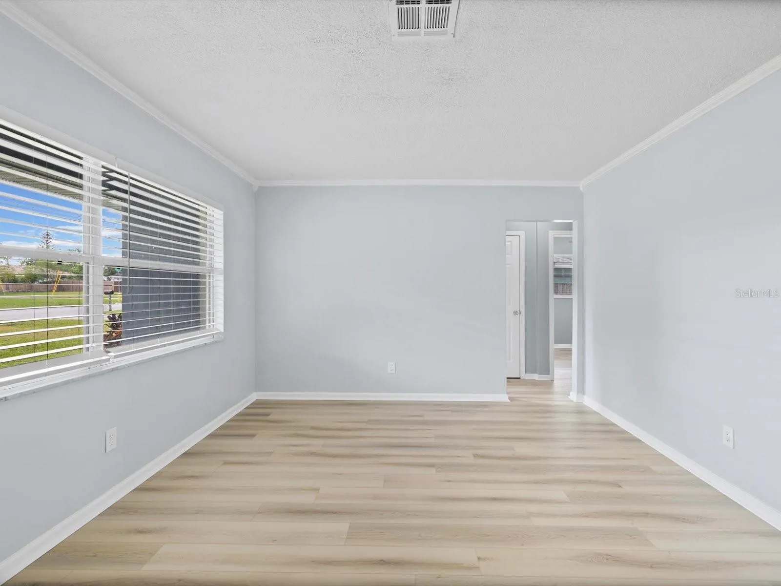 Living Room/Entry