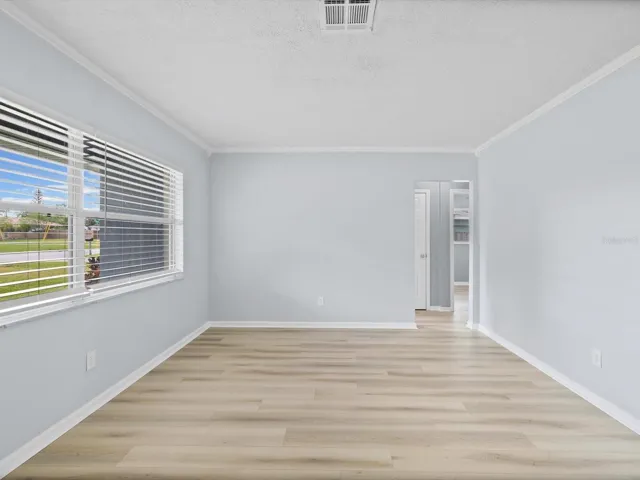 Living Room/Entry