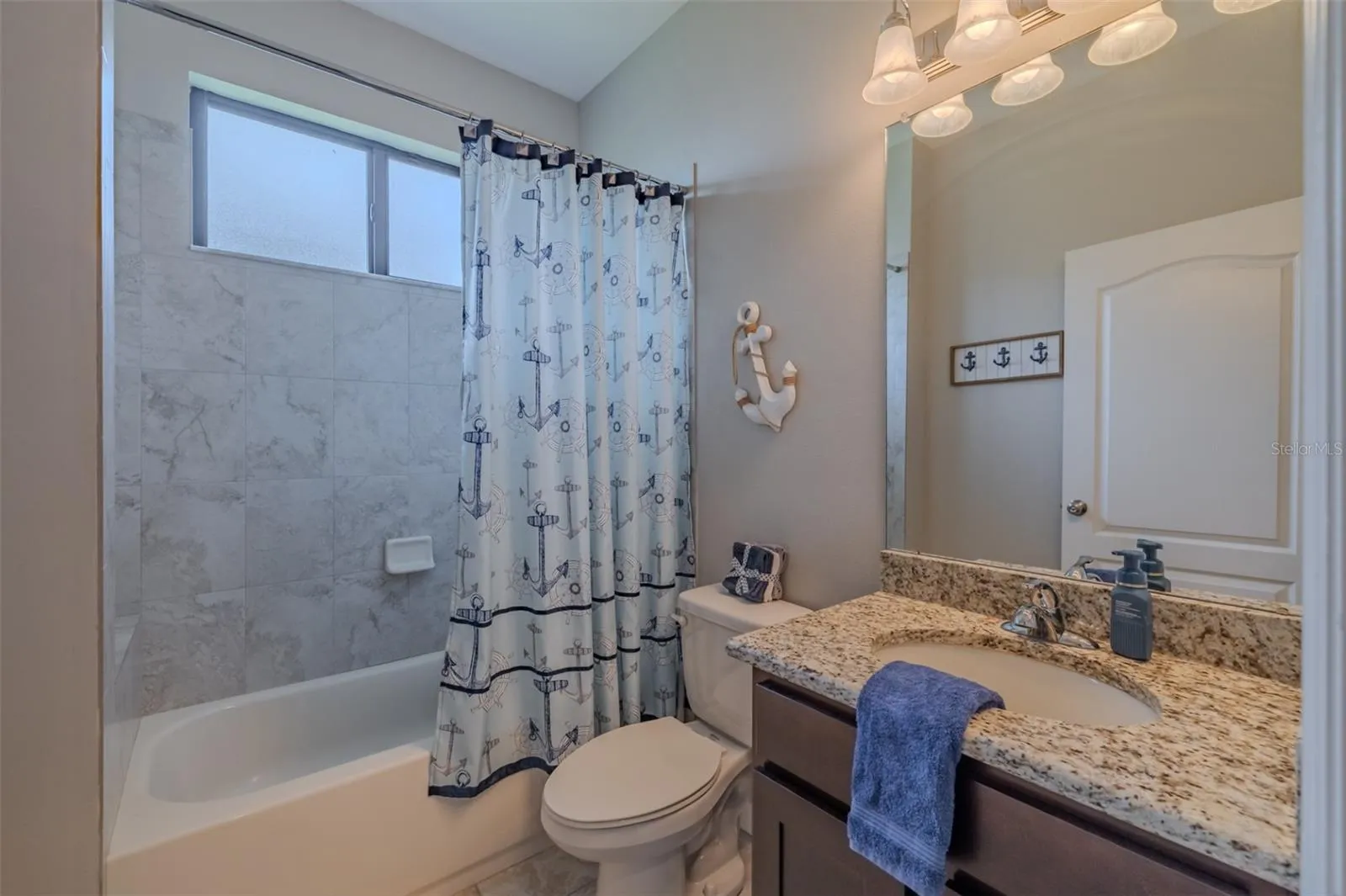 Hall full bath with adjacent bedroom/office