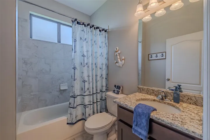 Hall full bath with adjacent bedroom/office