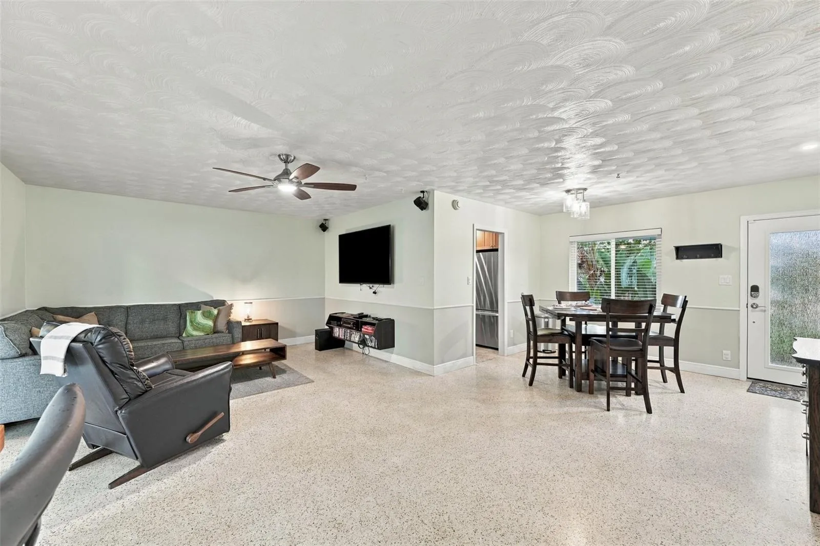 Living room/Dining room.