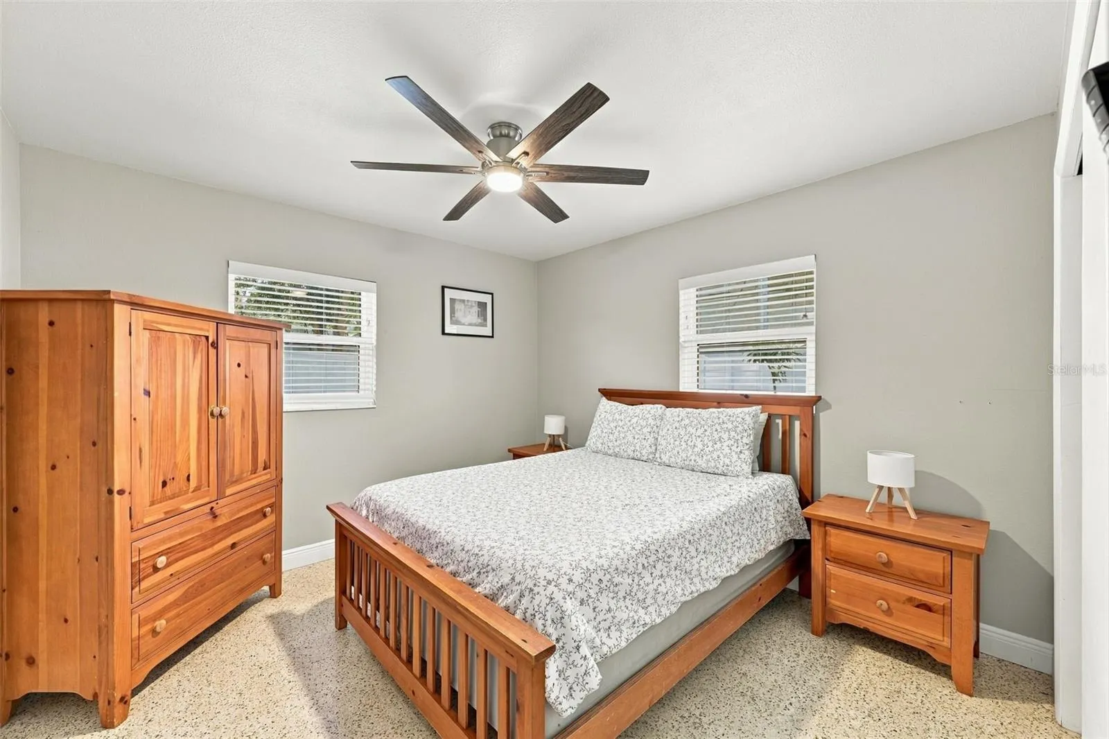 Guest bedroom with queen bed.
