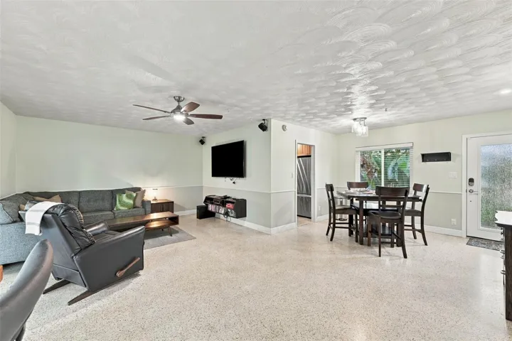 Living room/Dining room.