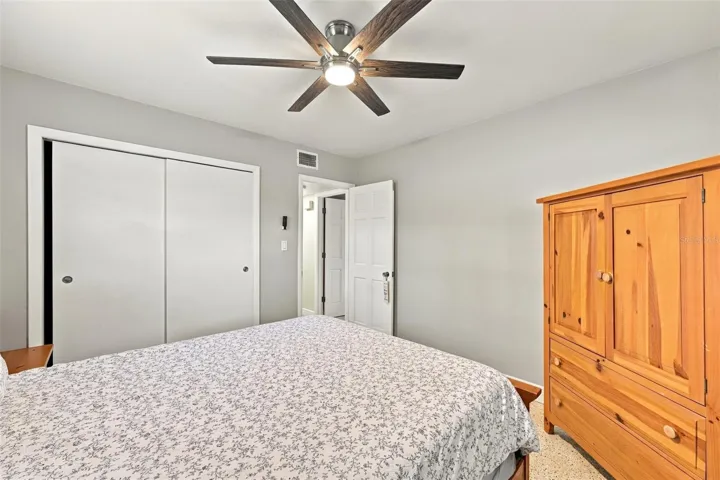 Guest bedroom.