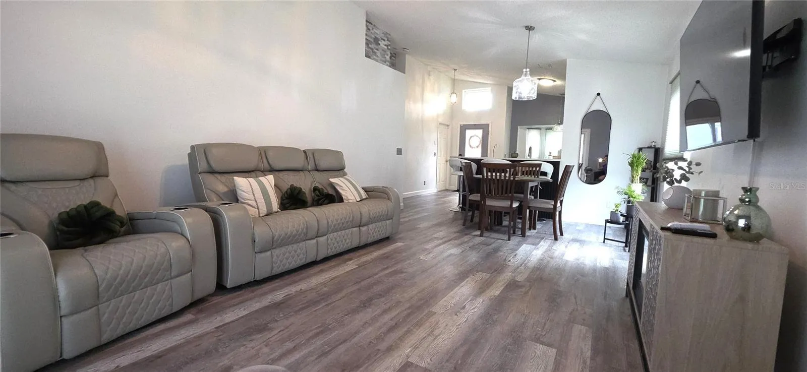Dinnette/Family room