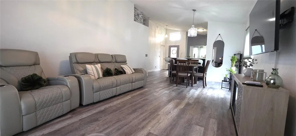 Dinnette/Family room