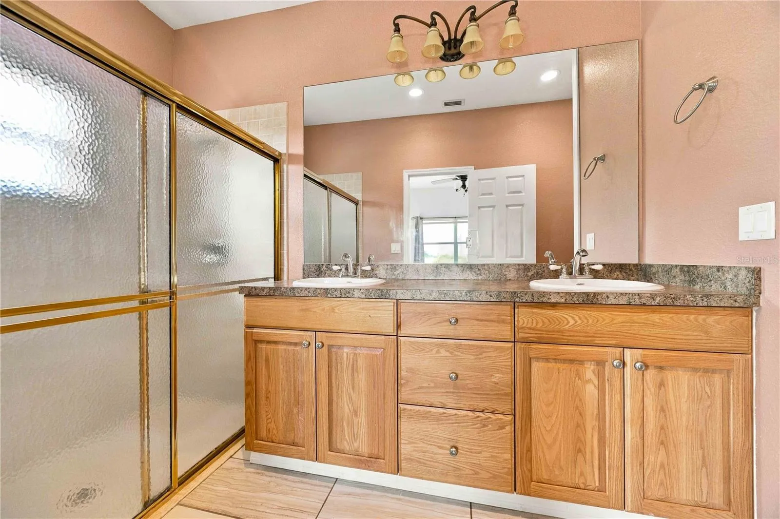 en suite bathrom, dual sinks