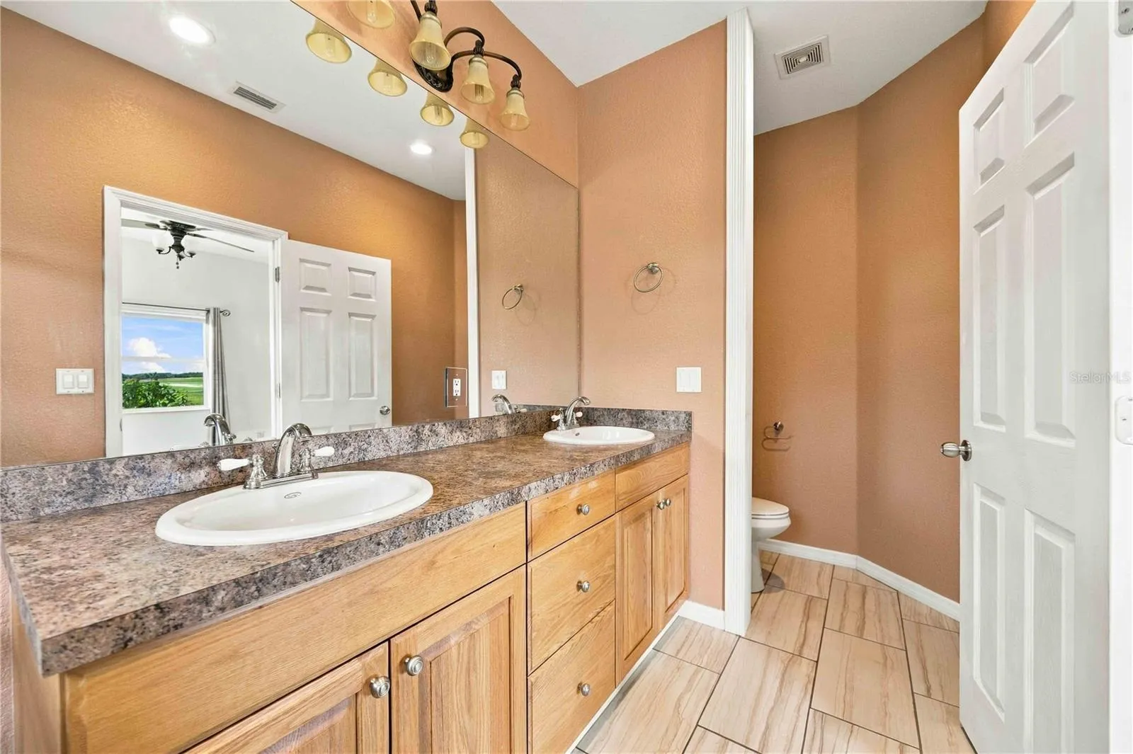 spacious en suite bathroom