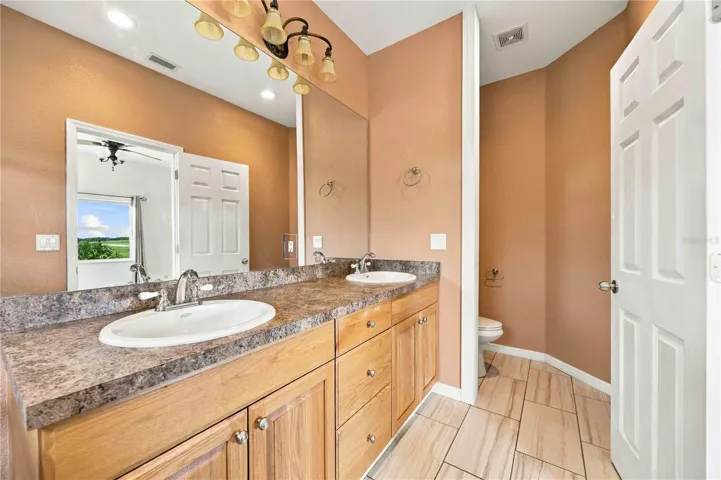 spacious en suite bathroom