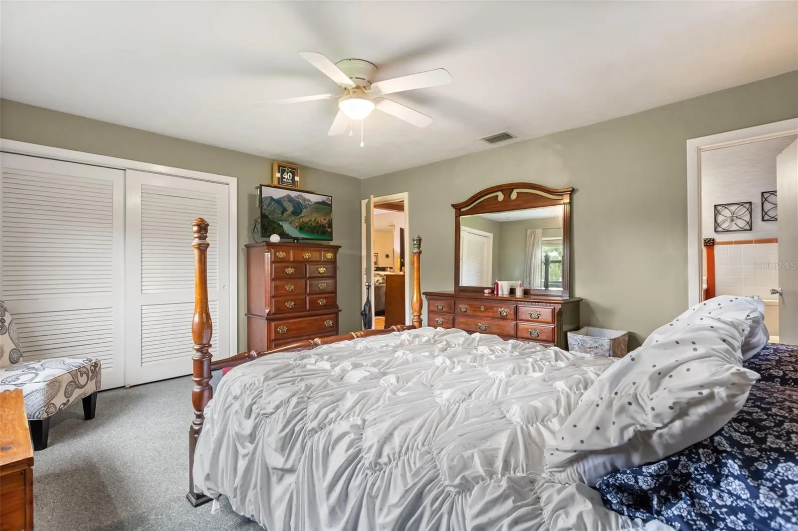 Large primary bedroom.