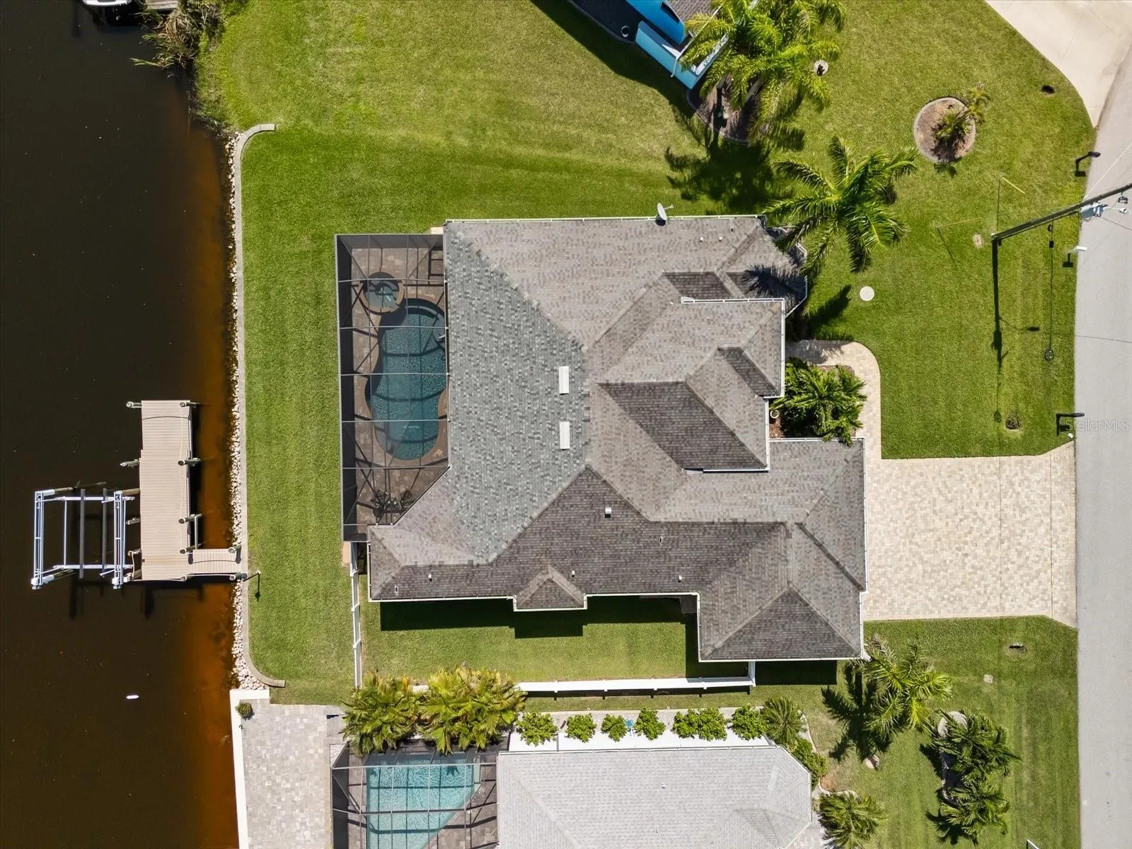A Waterfront Paradise!