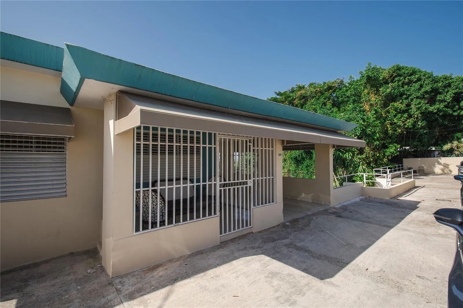 Covered carport and Esxterior Area