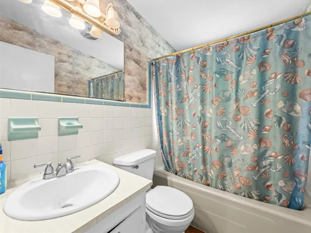 Front apartment Bath