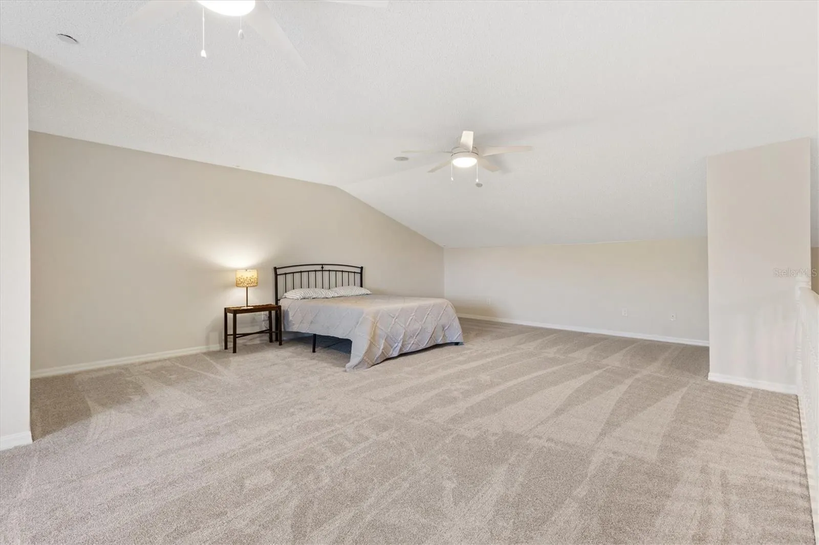 Huge 3rd Floor Loft w/ Vaulted Ceilings