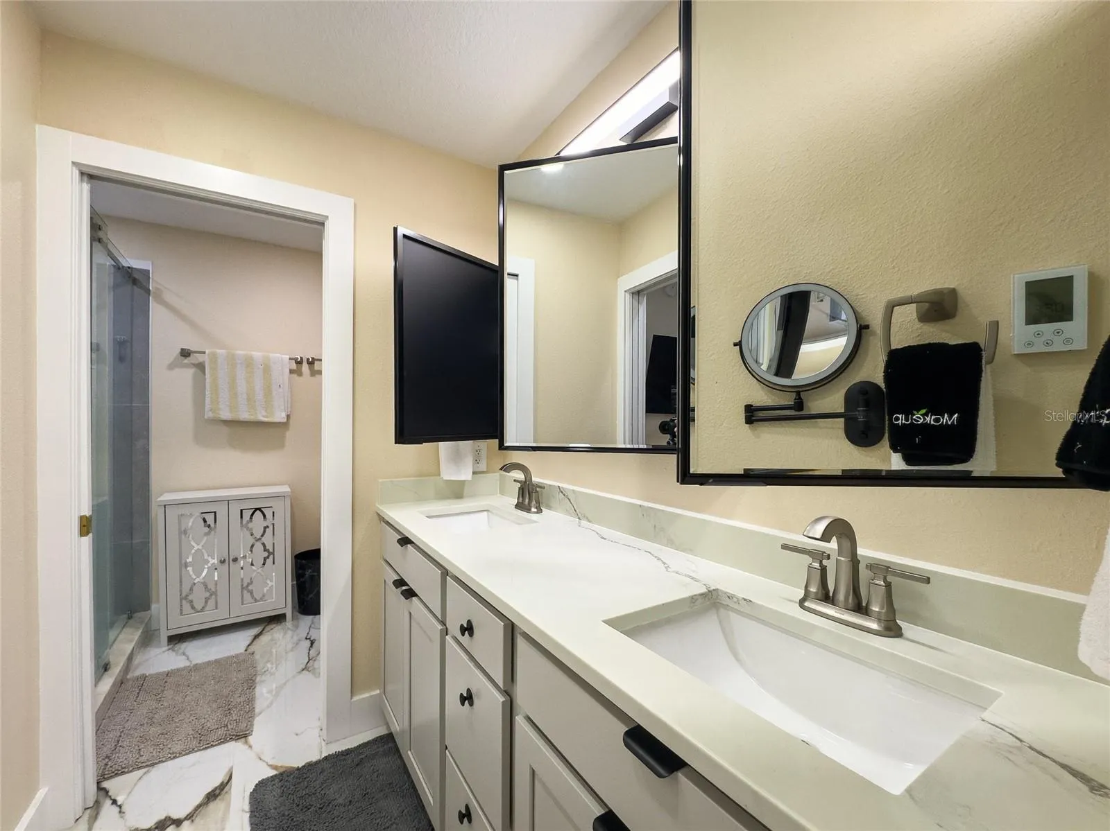 Showing how mirrors open.
