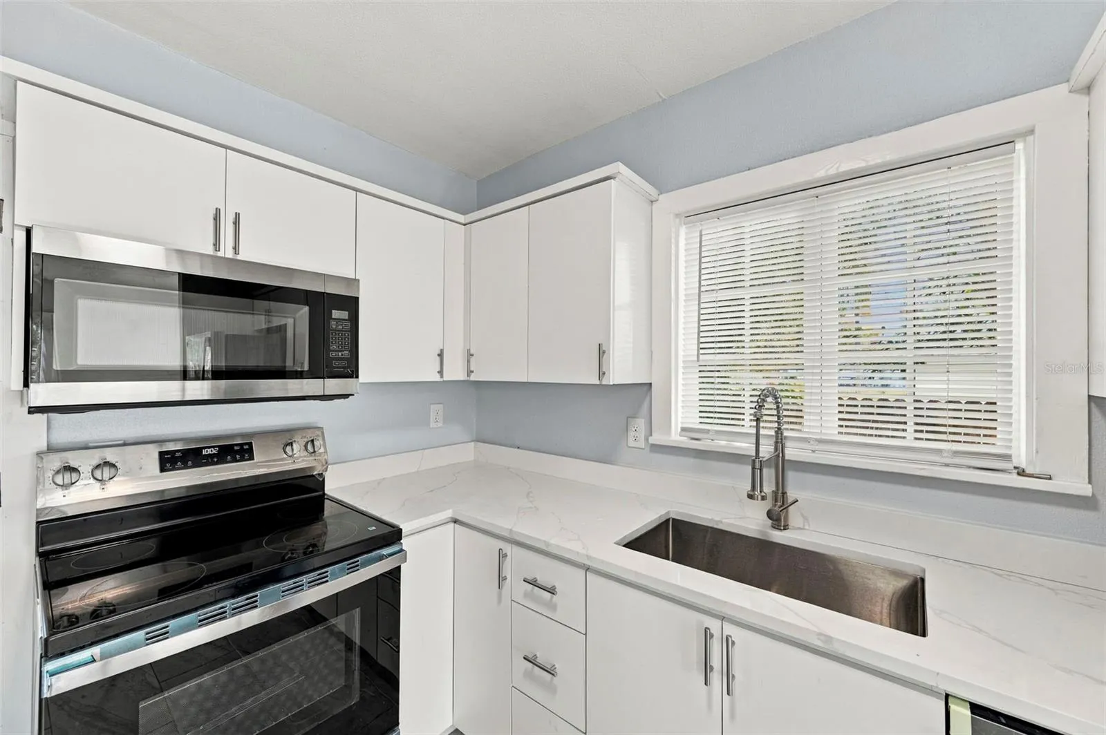 Front residence – kitchen, additional view