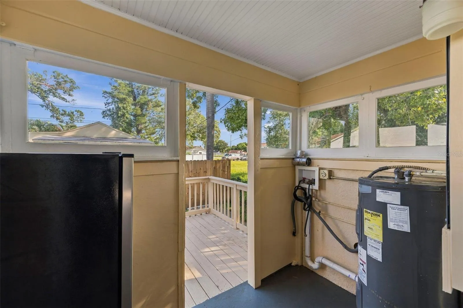Front residence – enclosed rear laundry area