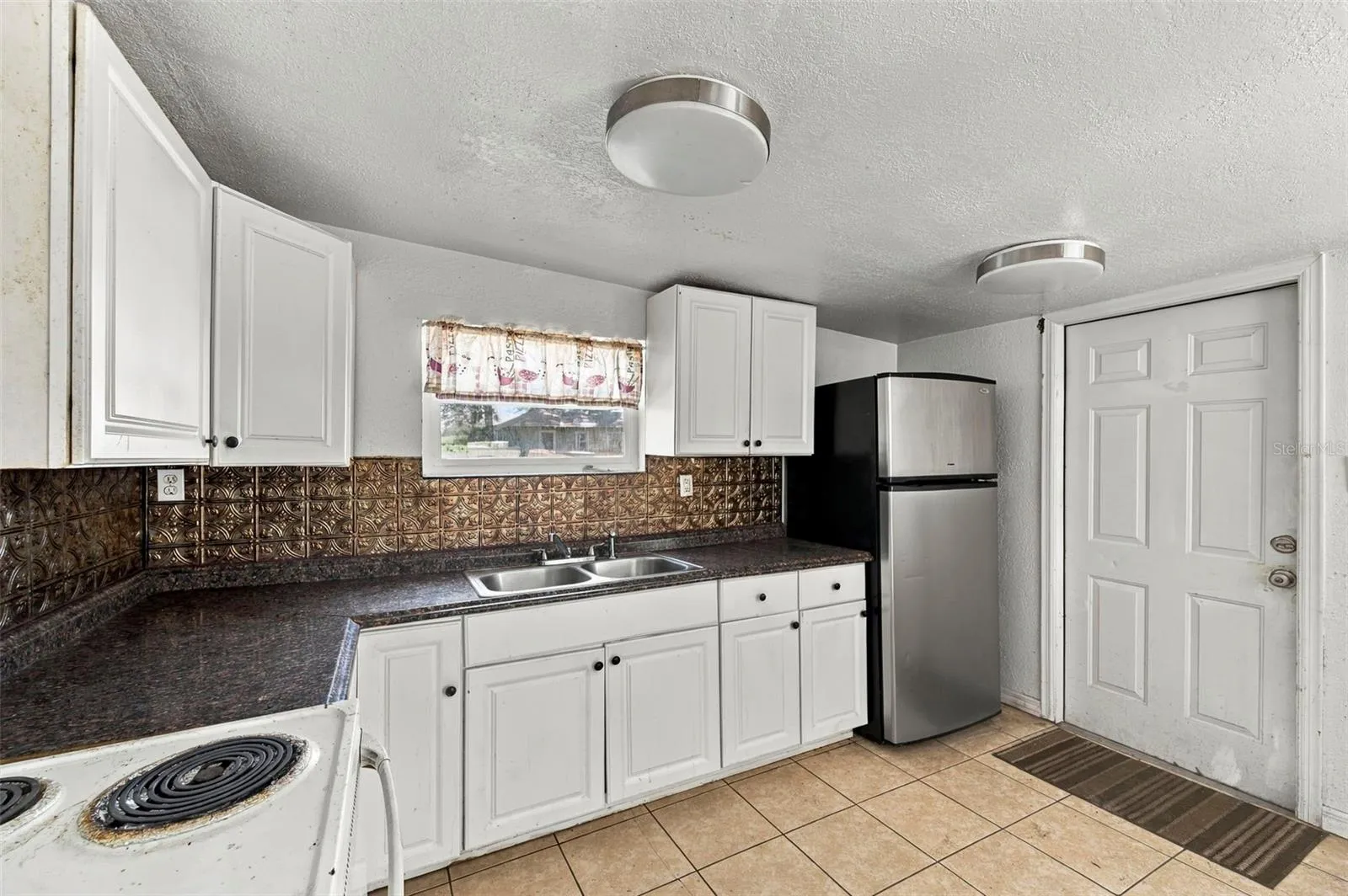 Rear residence – kitchen, additional view