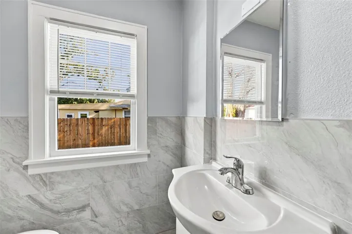 Front residence – bathroom, additional view