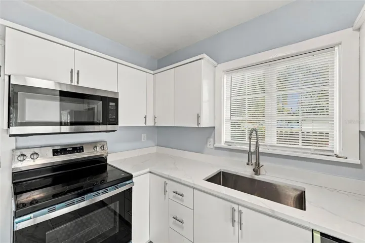 Front residence – kitchen, additional view
