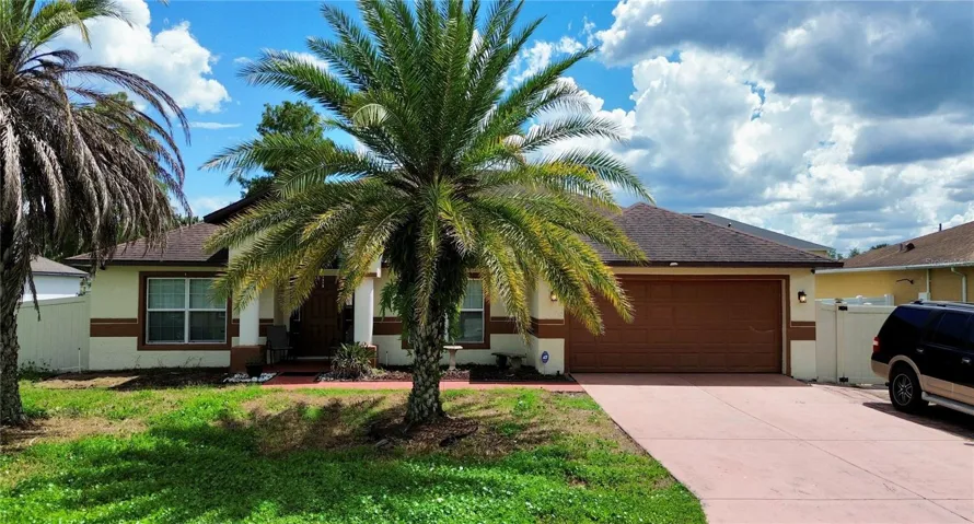 Front View Exterior & Driveway