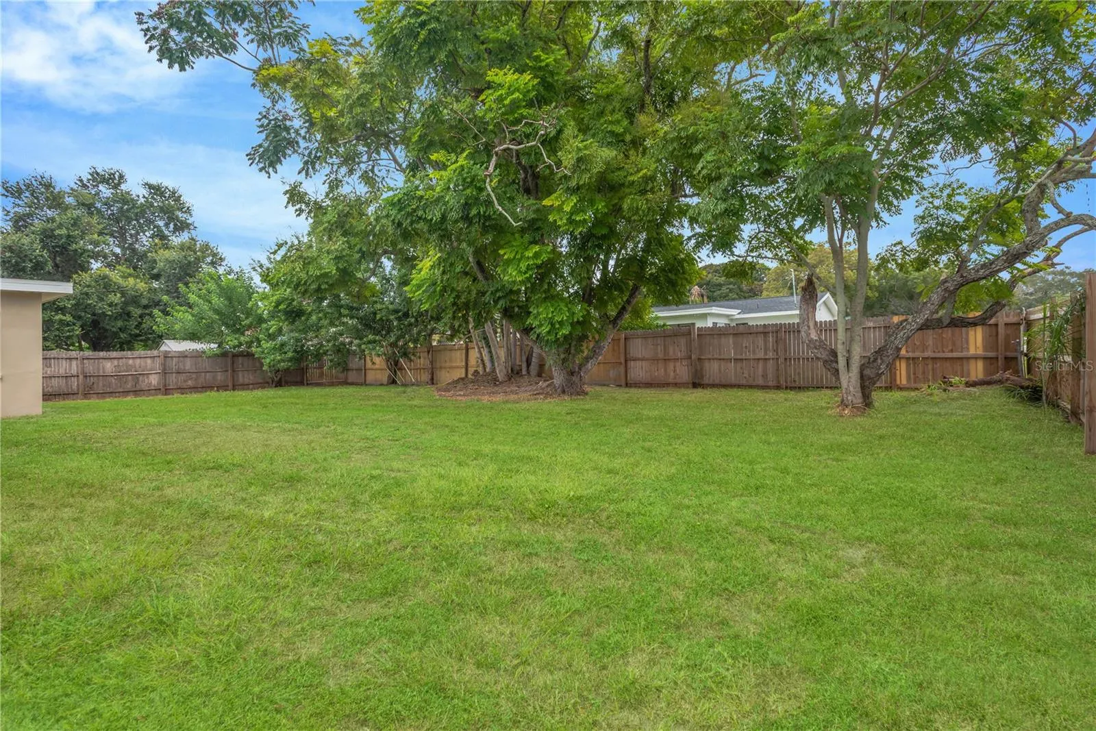 Whether you envision a lush garden, a cozy fire-pit area, a play space for children and pets, or a beautiful outdoor entertaining area, there is plenty of opportunity to bring your vision to life.