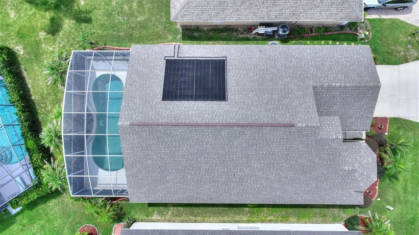 Pool solar heating unit on roof