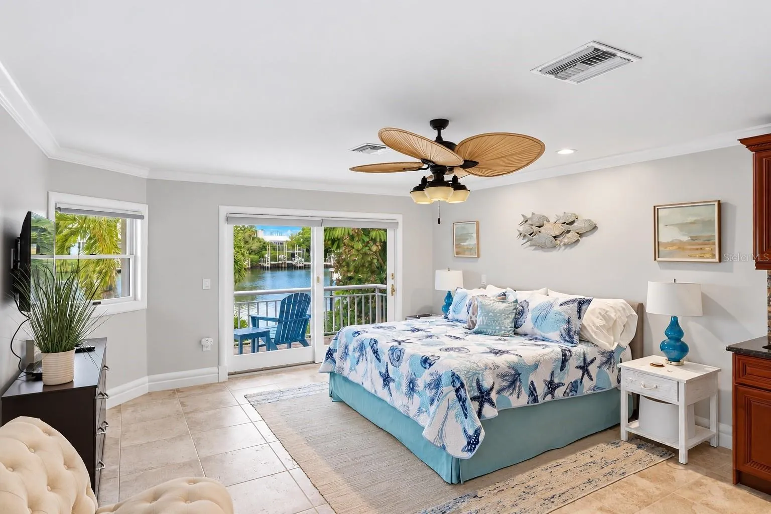 Detached guest suite bedroom
