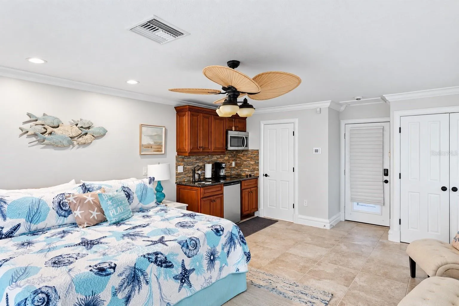 Detached guest suite, private kitchen