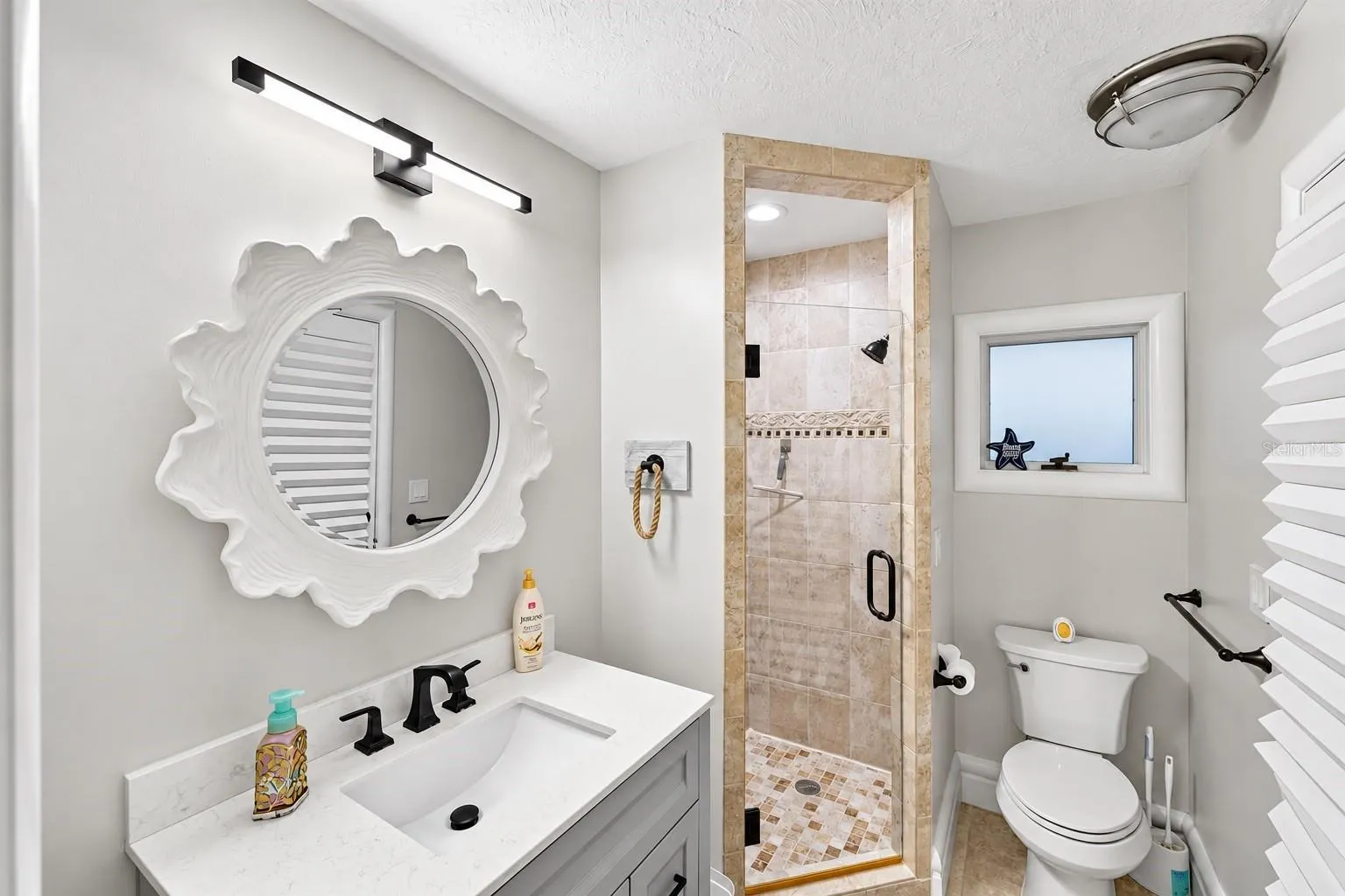 Detached guest suite ensuite bathroom