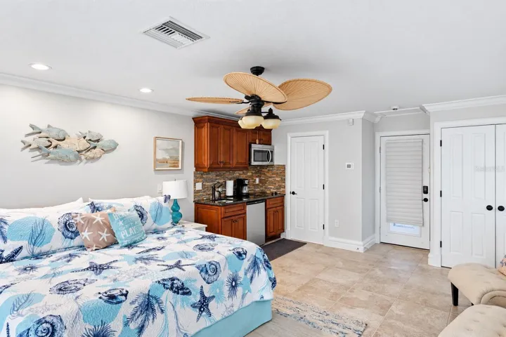 Detached guest suite, private kitchen