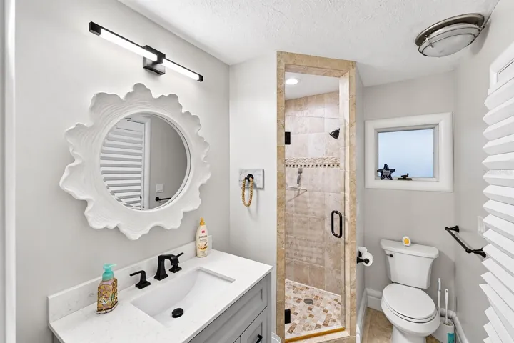 Detached guest suite ensuite bathroom