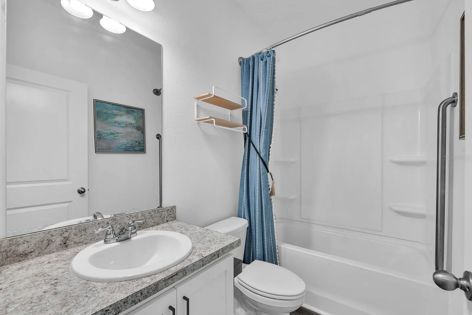 hall bath w/ tub
