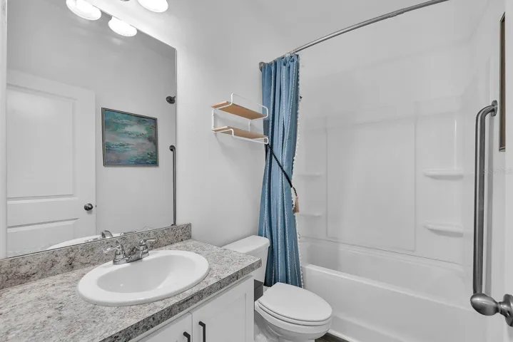 hall bath w/ tub
