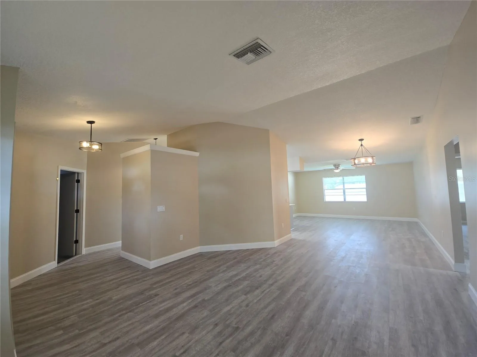 Interior Front/LivingRm