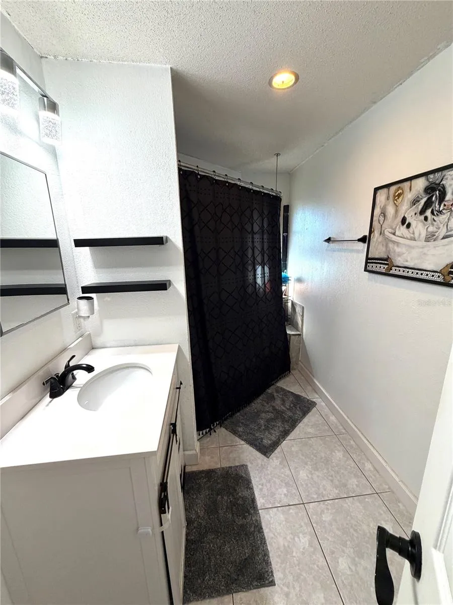 Hall full bathroom