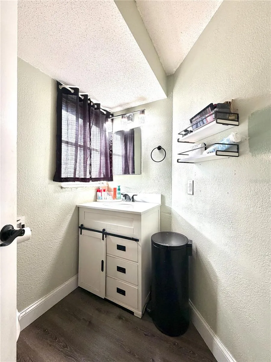 Primary 1/2 bathroom