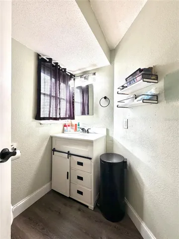 Primary 1/2 bathroom