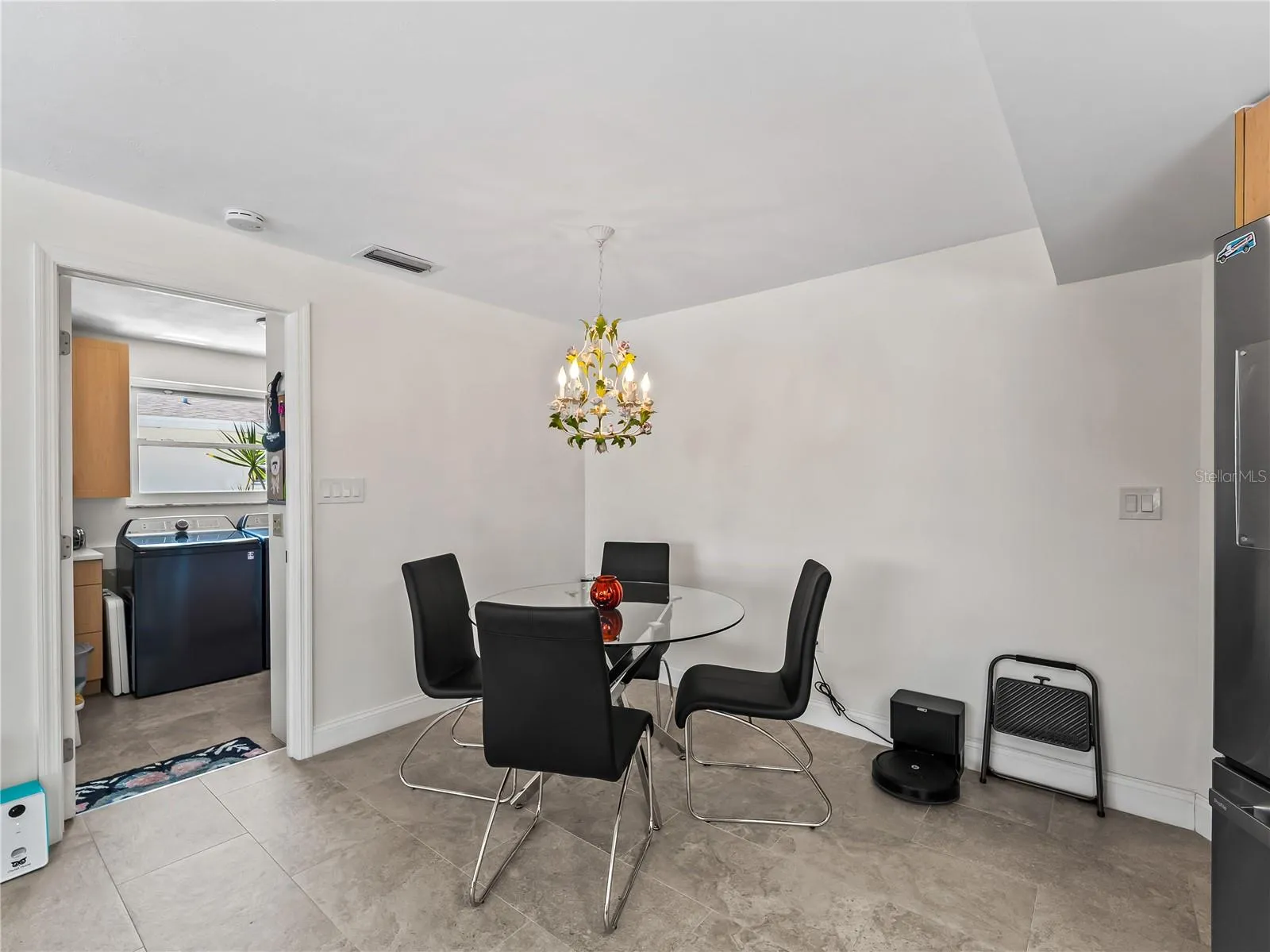 BreakfastNook_2903rdStreet_BonitaSprings_NaturalLight_Corner.jpg