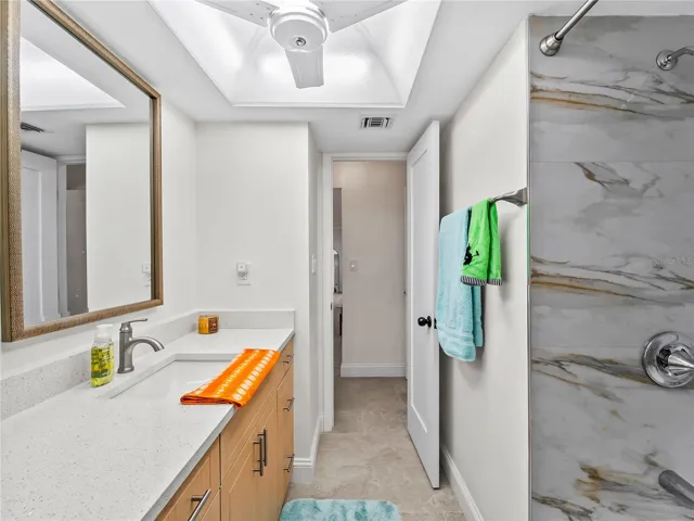 Bath_2903rdStreet_BonitaSprings_WalkInShower_Detail.jpg