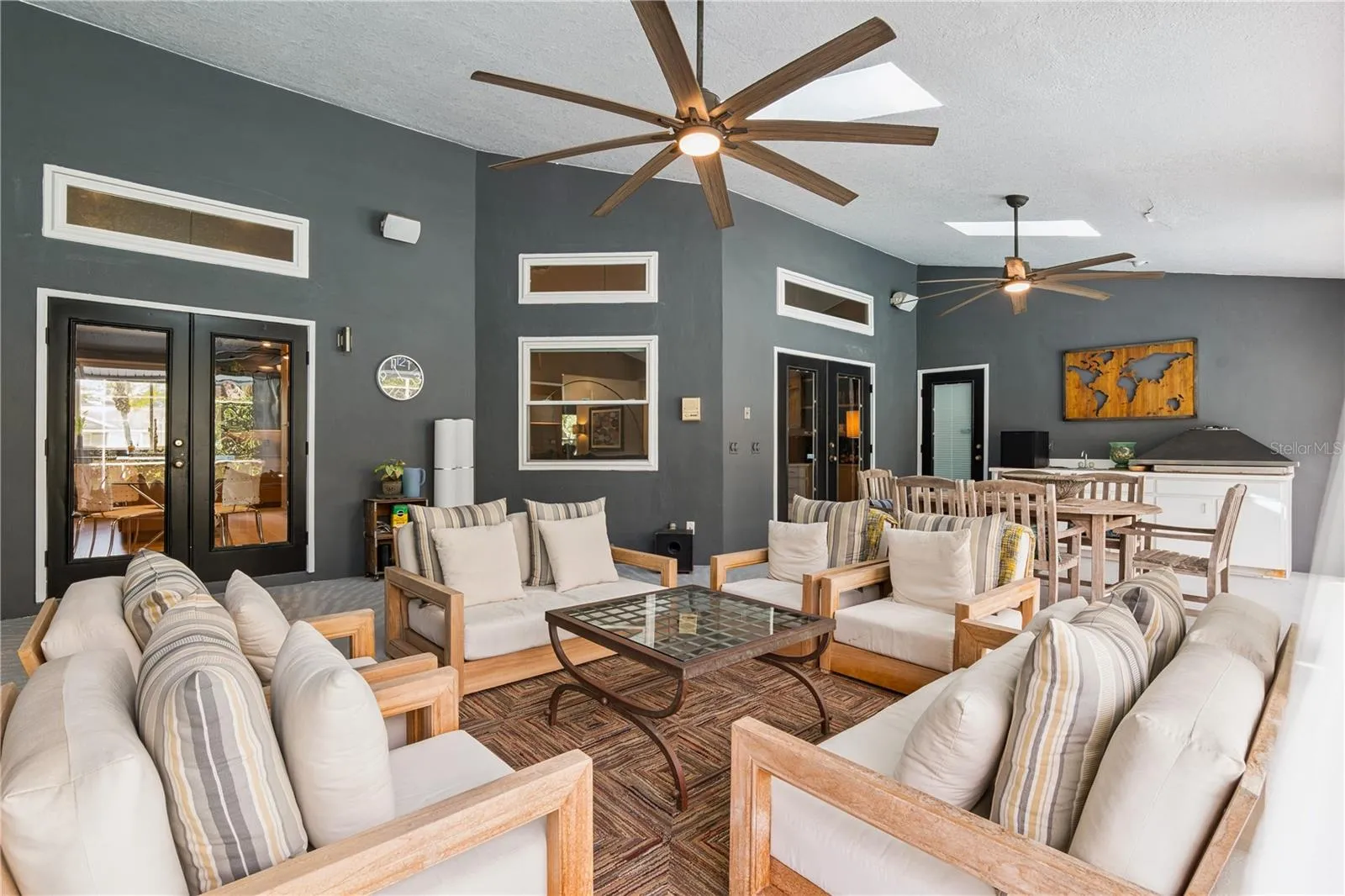 Lounging-Dining-Outdoor Kitchen