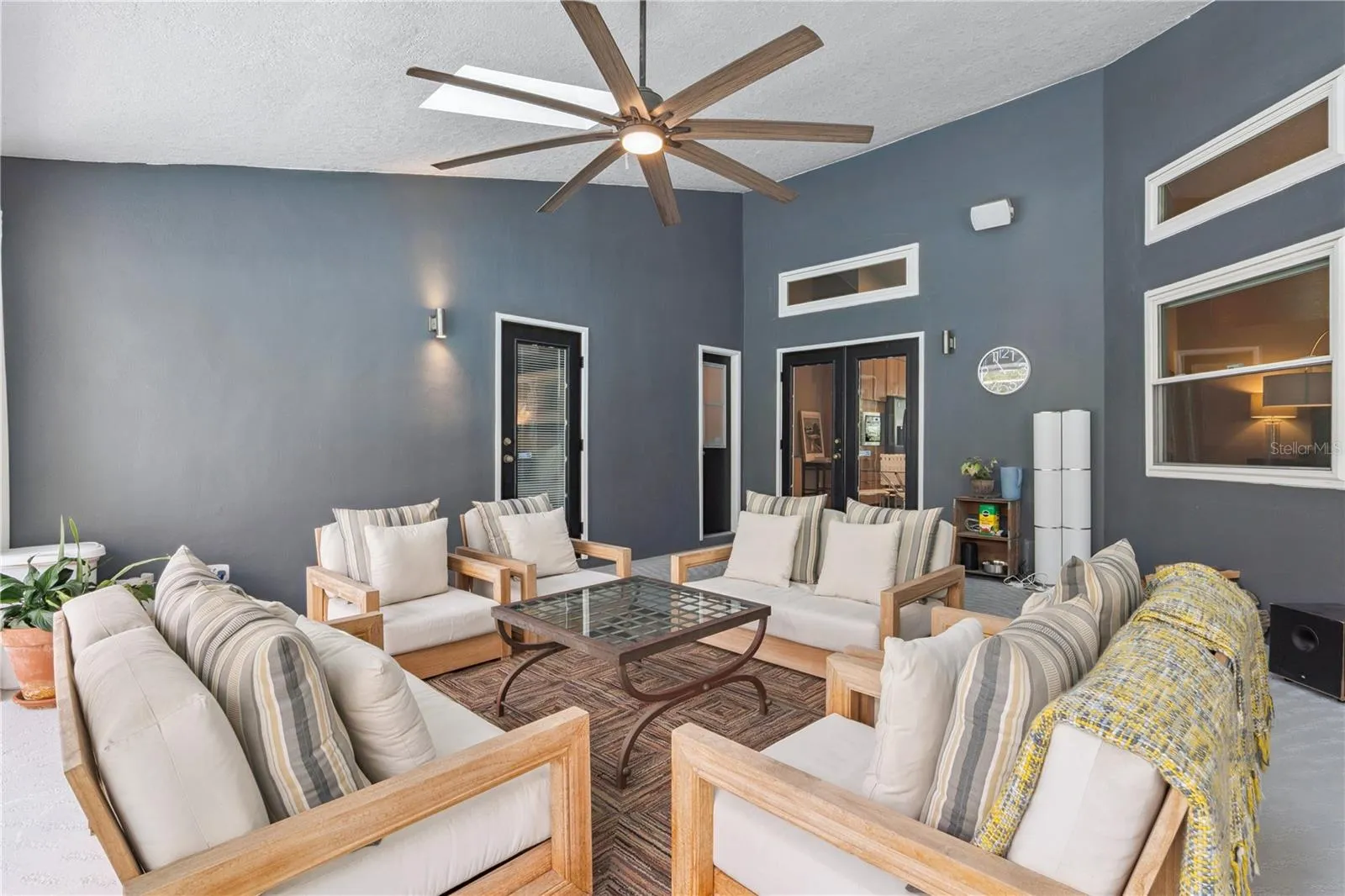 Beautiful Large Lounging Area Lanai