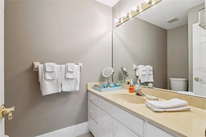 Guest 1/2 Bathroom