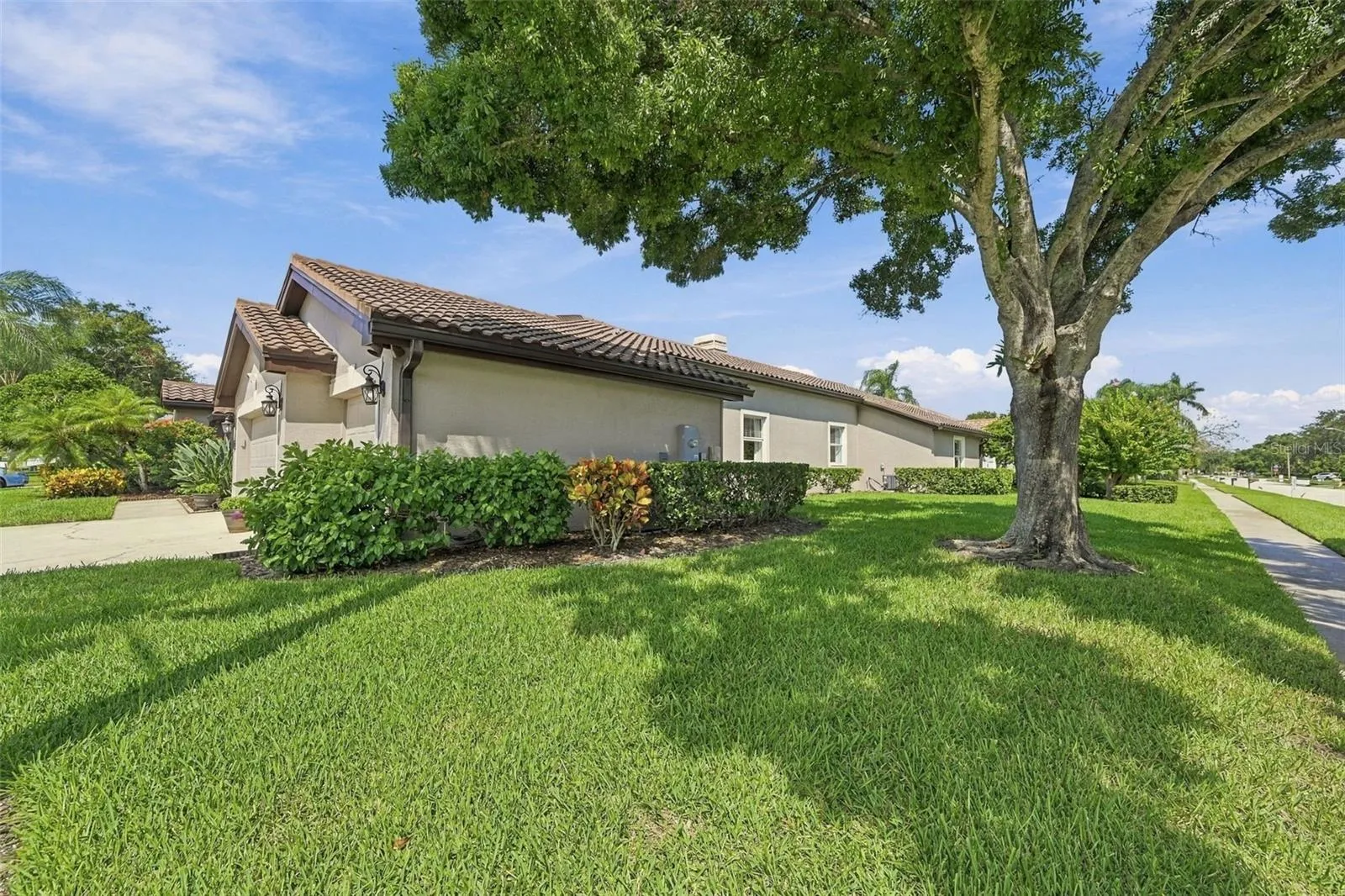 Spacious side yard &amp; corner lot
