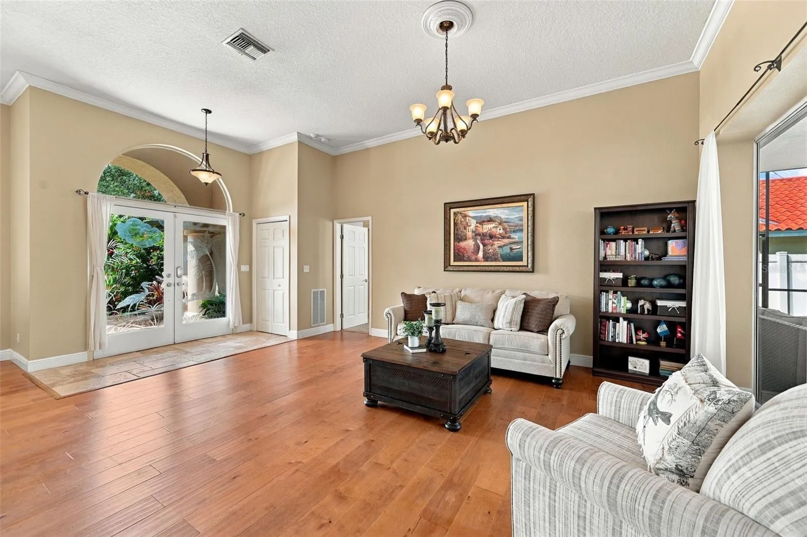 Crown molding &amp; wood flooring