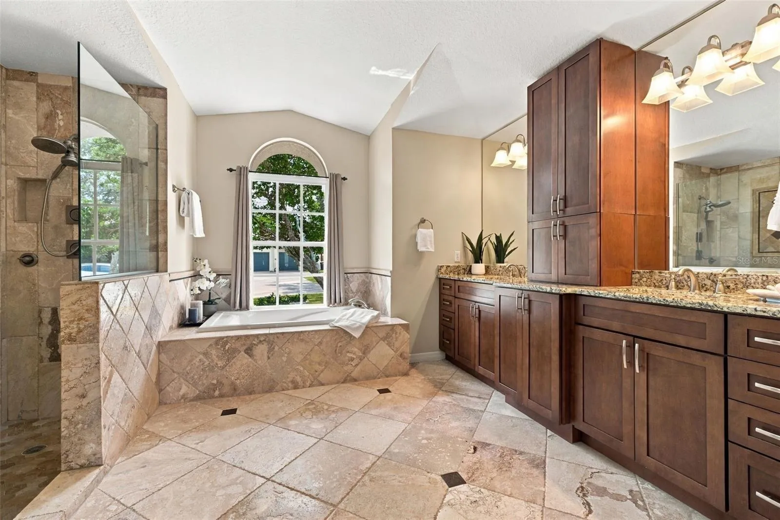 Primary En suite bath